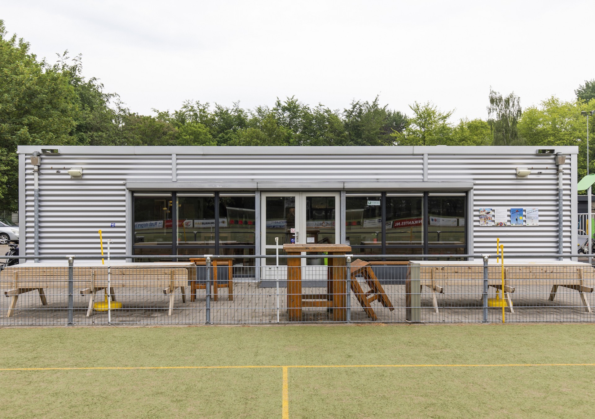 Kantine met terras aan de sportvelden