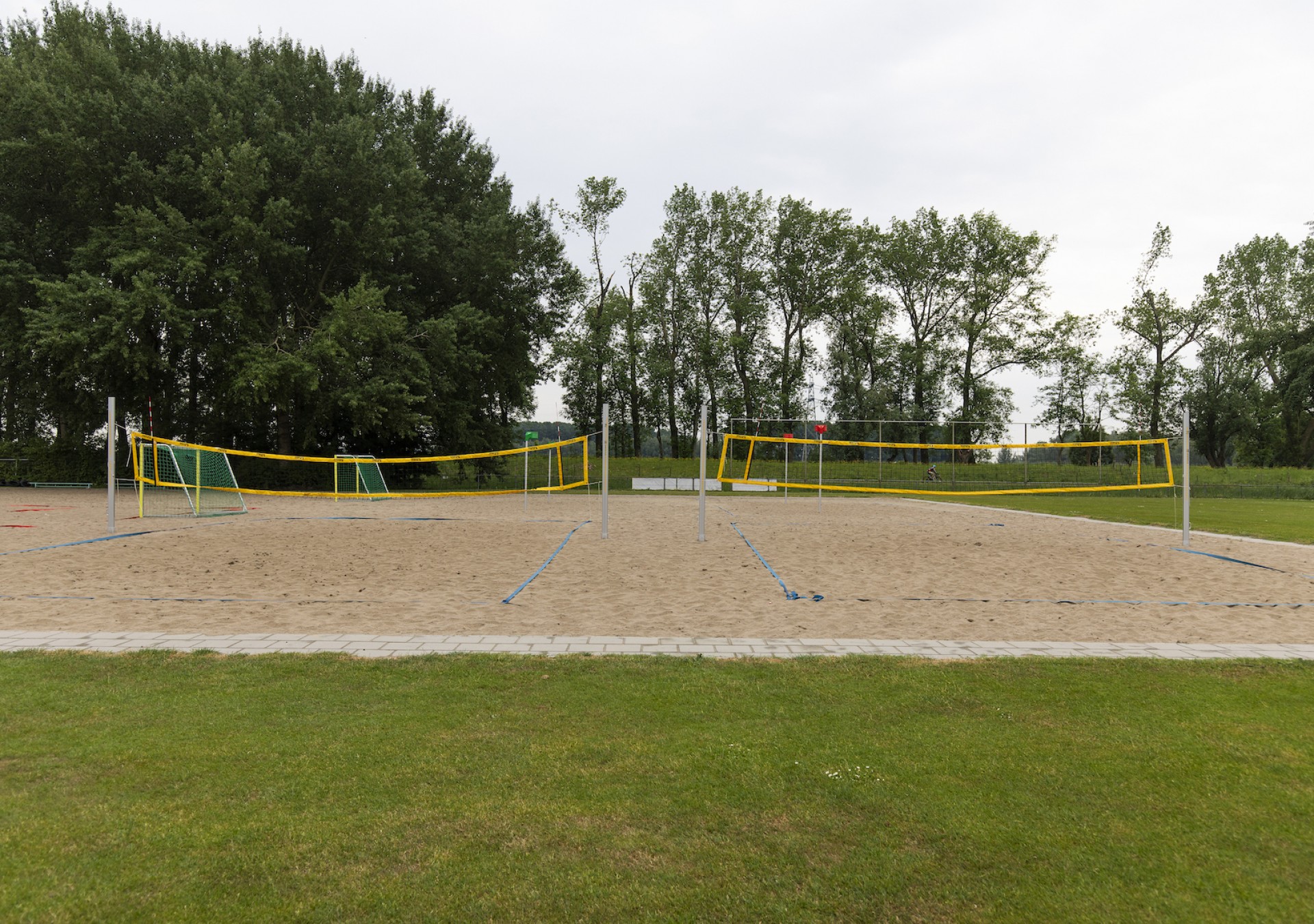 Volleyballen met de voeten in het zand