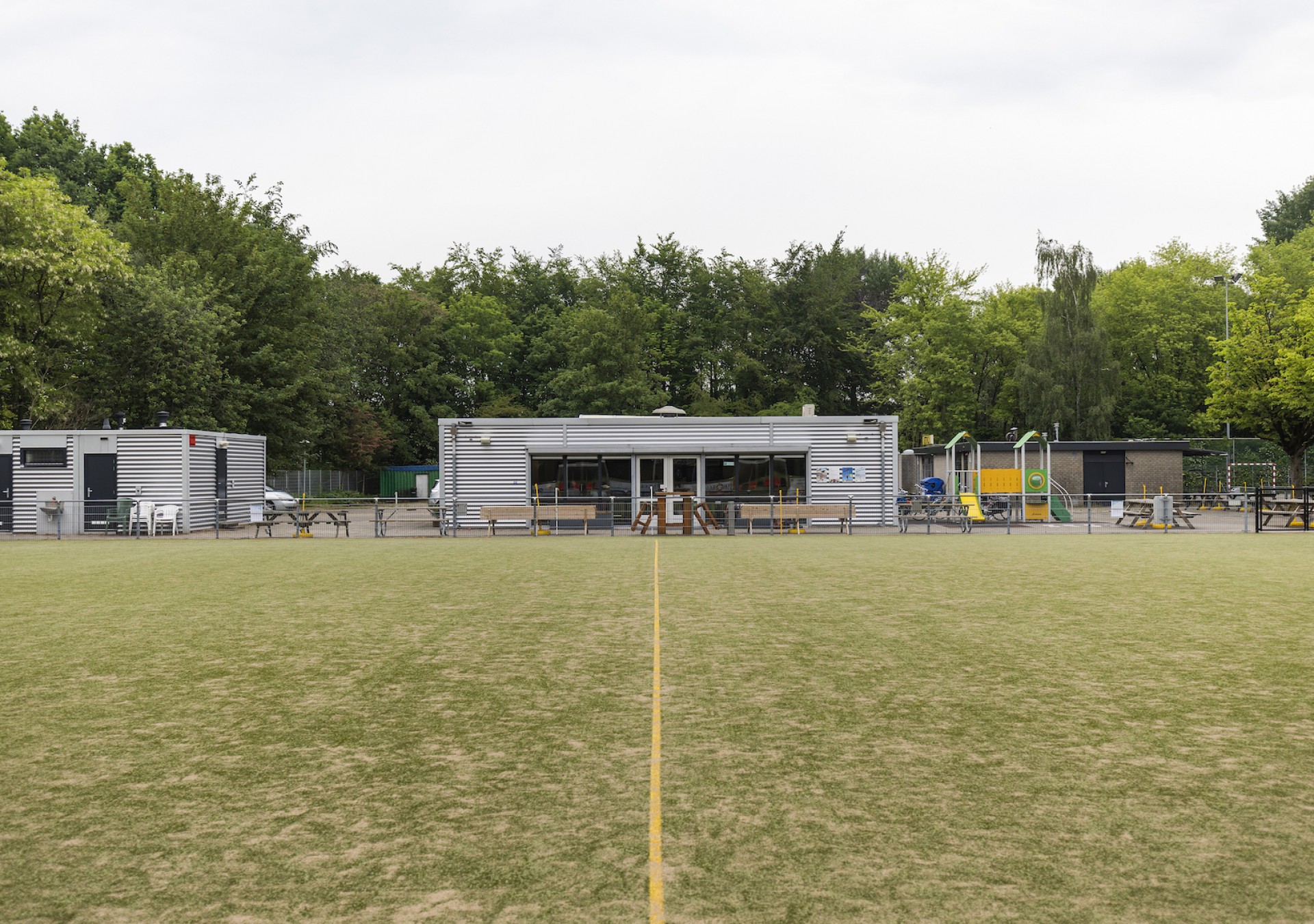 Kantine met uitzicht op de sportvelden