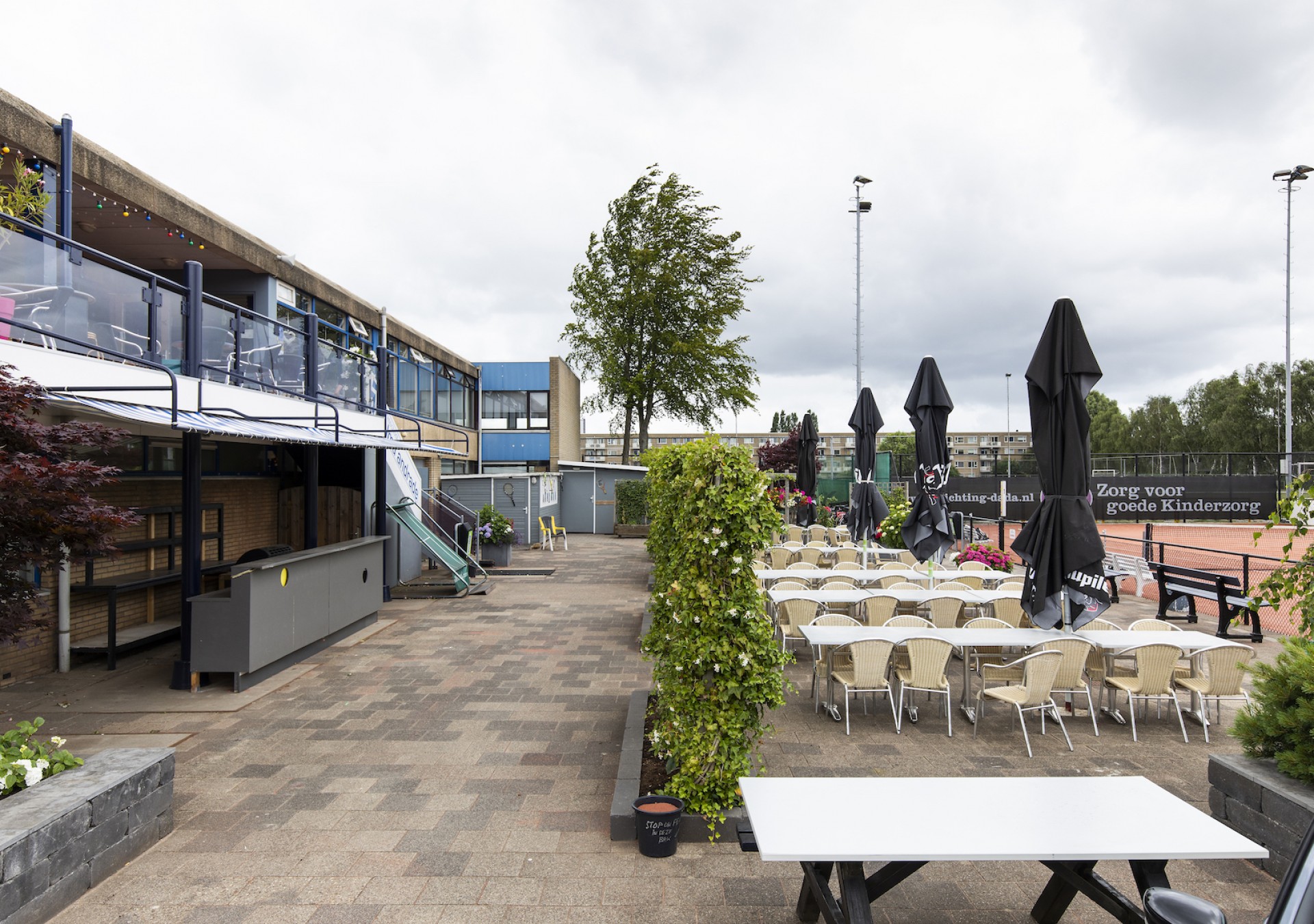 Vanaf het complex is er uitzicht op diverse speelvelden