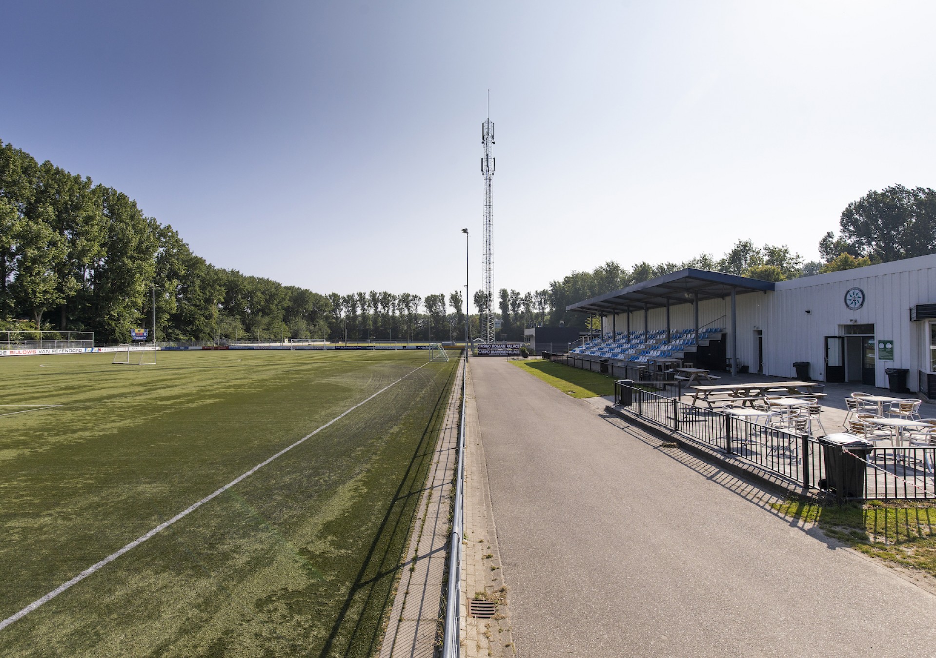 Terras en tribune aan het veld