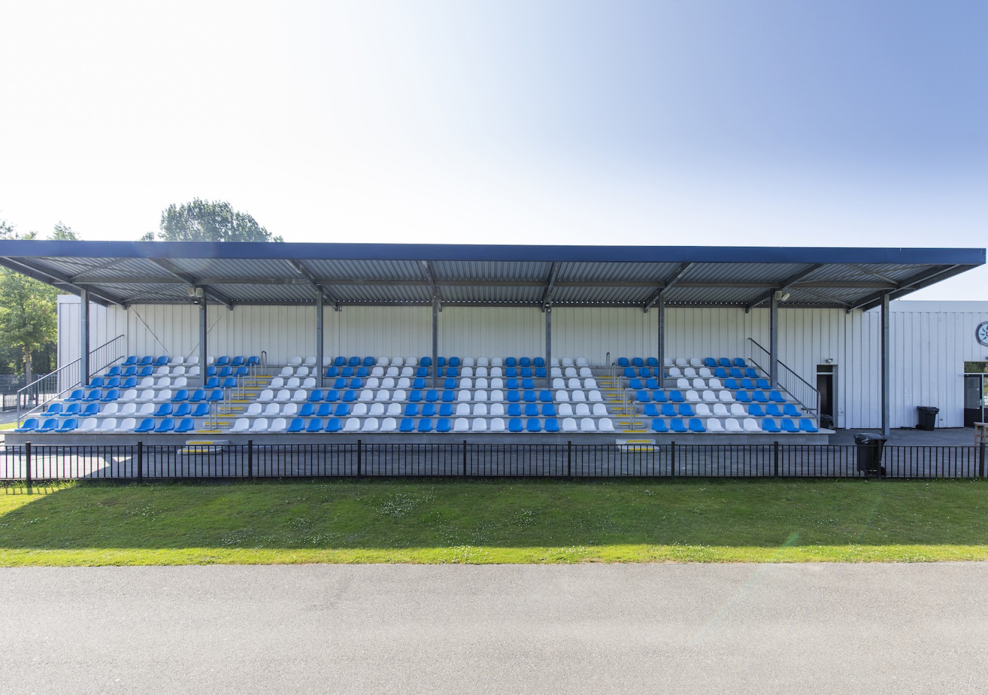 De ruime tribunes bieden mooi uitzicht op de velden