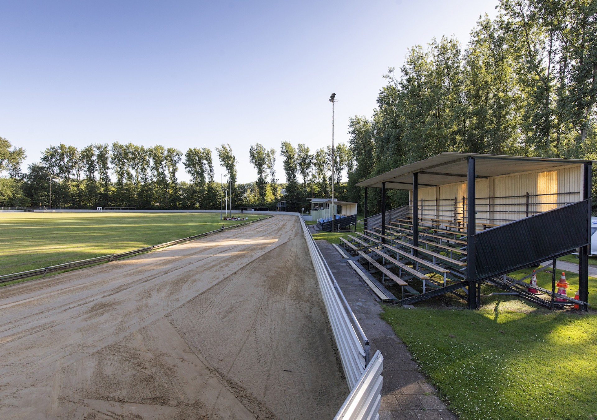 De ruime tribunes bieden mooi uitzicht op de velden