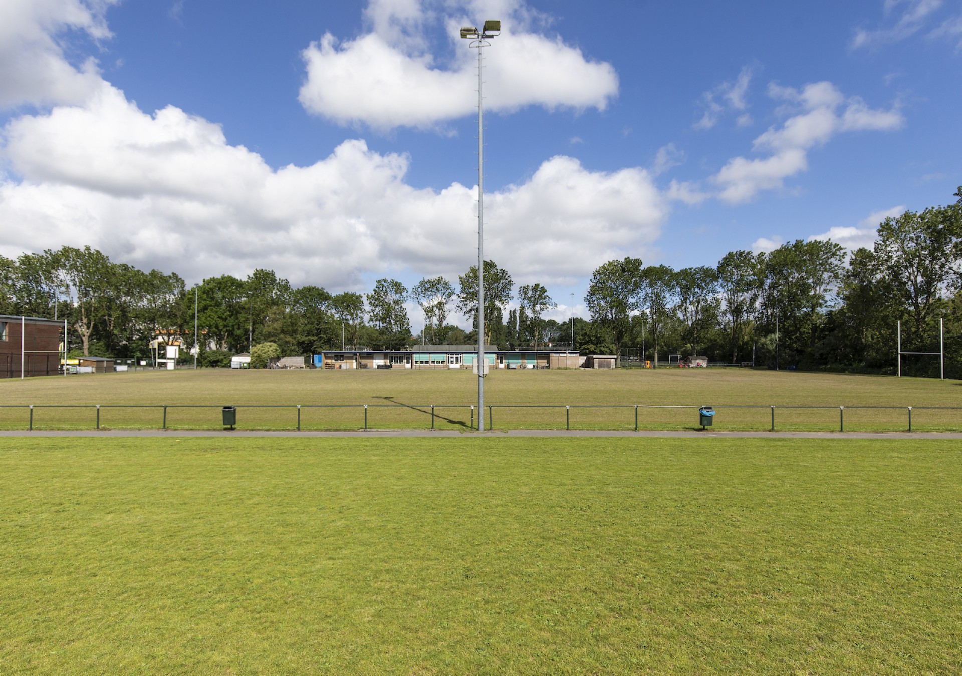 Vanaf het complex is er uitzicht op diverse speelvelden