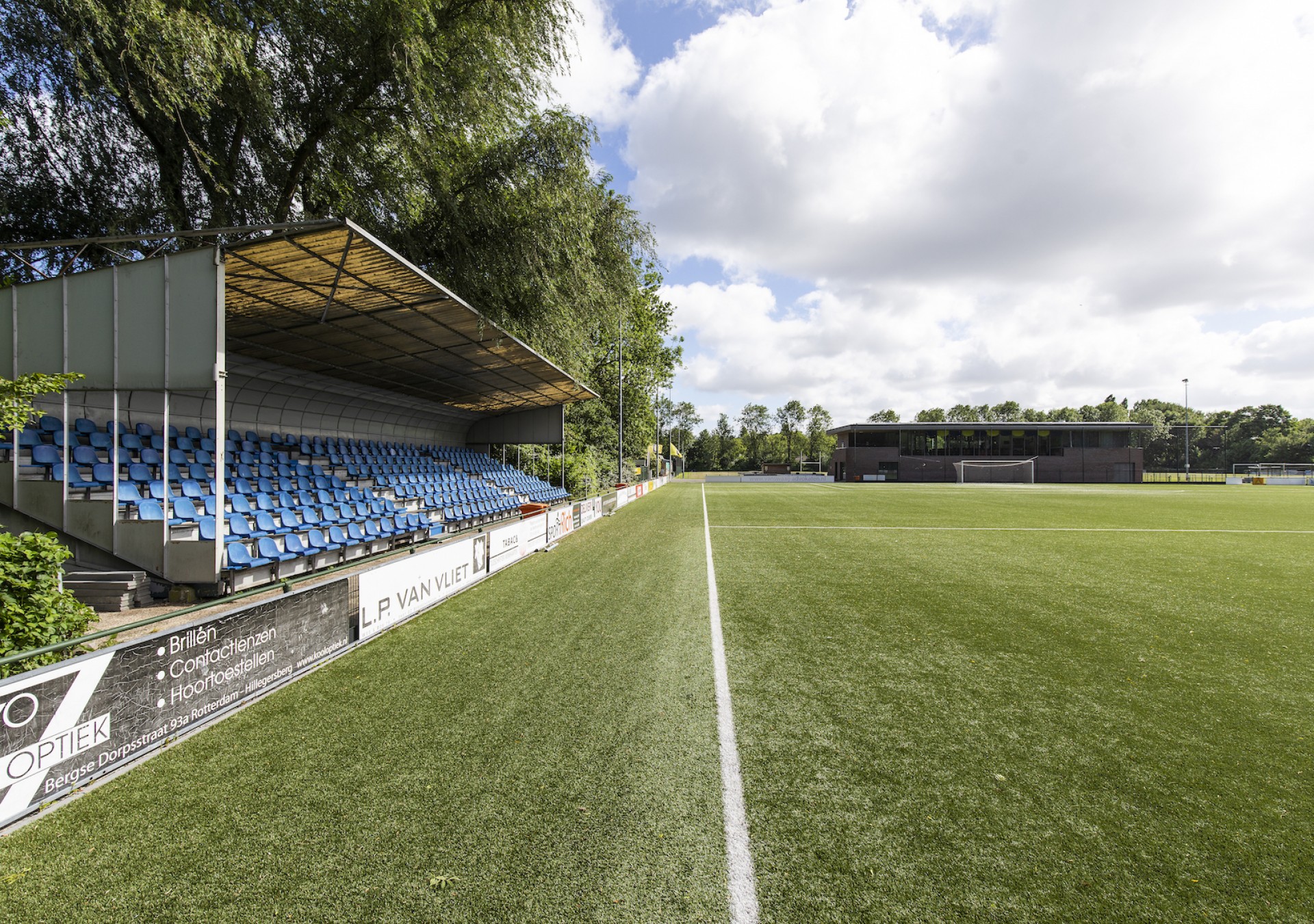 De ruime tribunes bieden mooi uitzicht op de velden