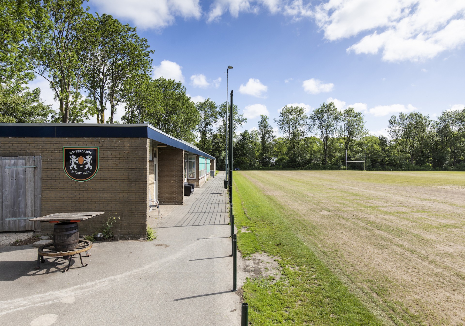 Vanaf het complex is er uitzicht op diverse speelvelden