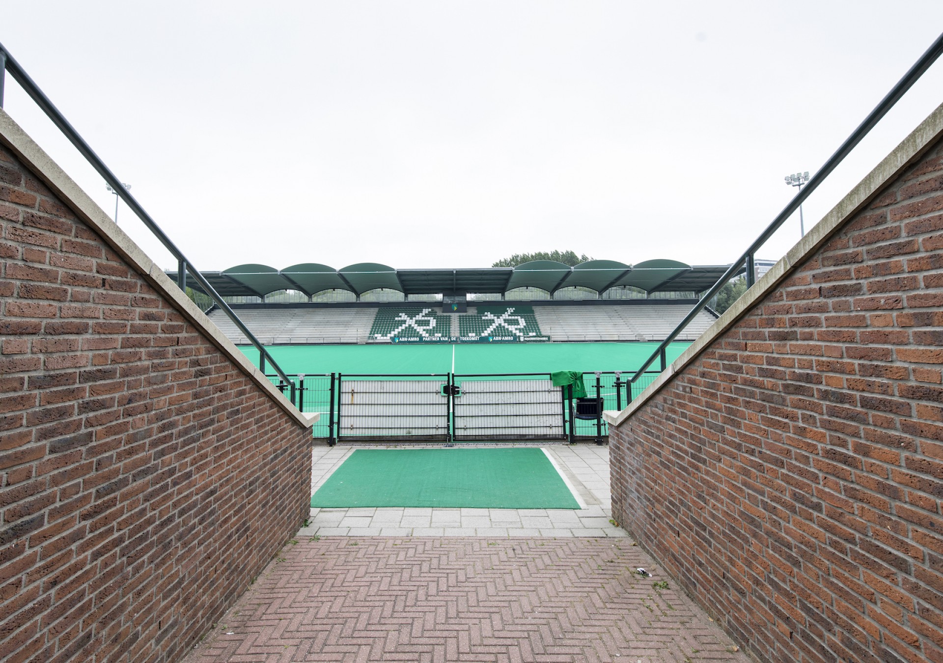 Ruime, overdekte tribune