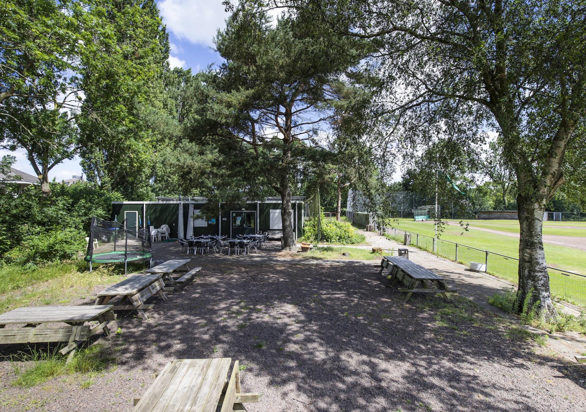 Vanaf het complex is er uitzicht op diverse speelvelden