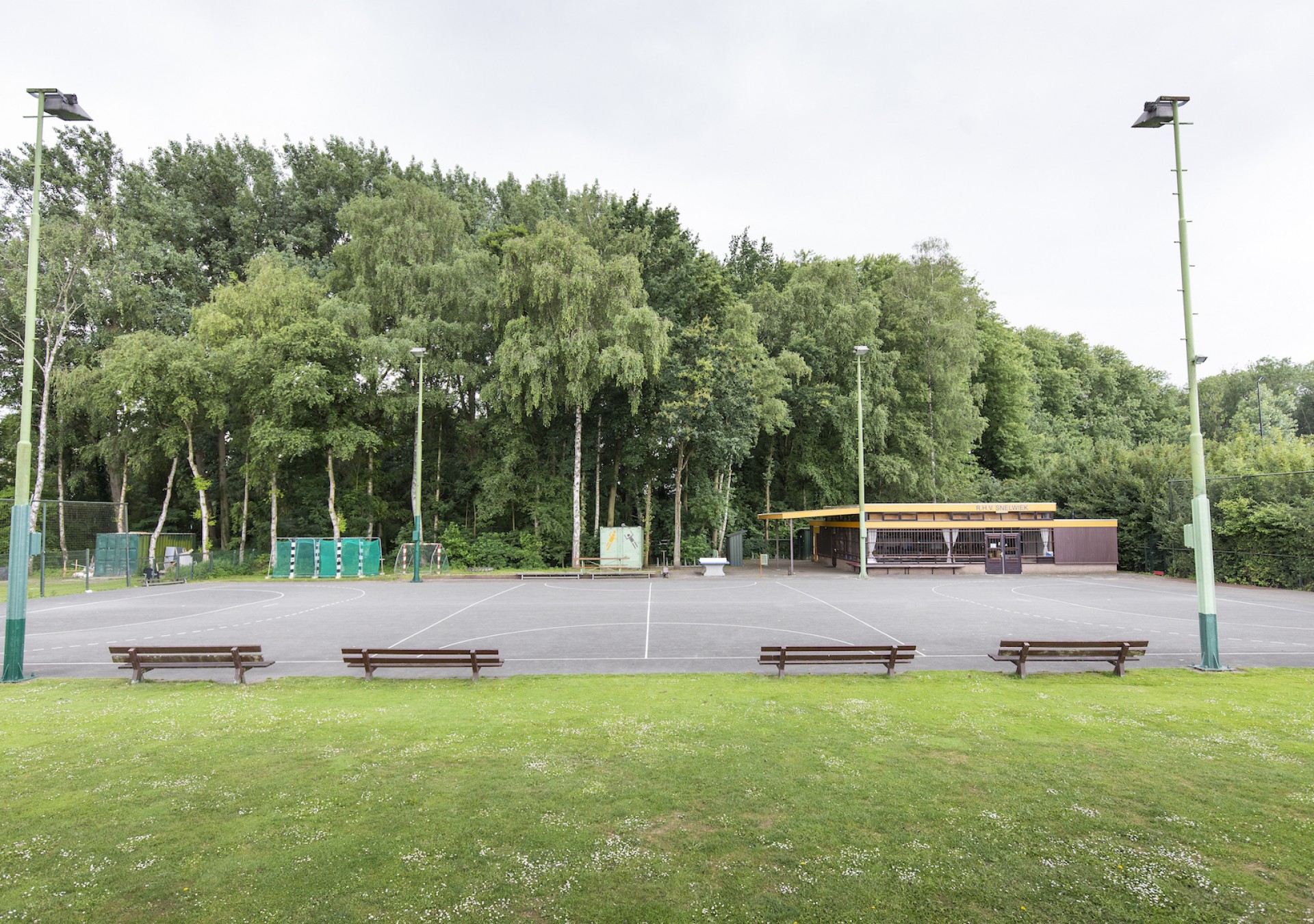 Vanaf het complex is er uitzicht op diverse speelvelden