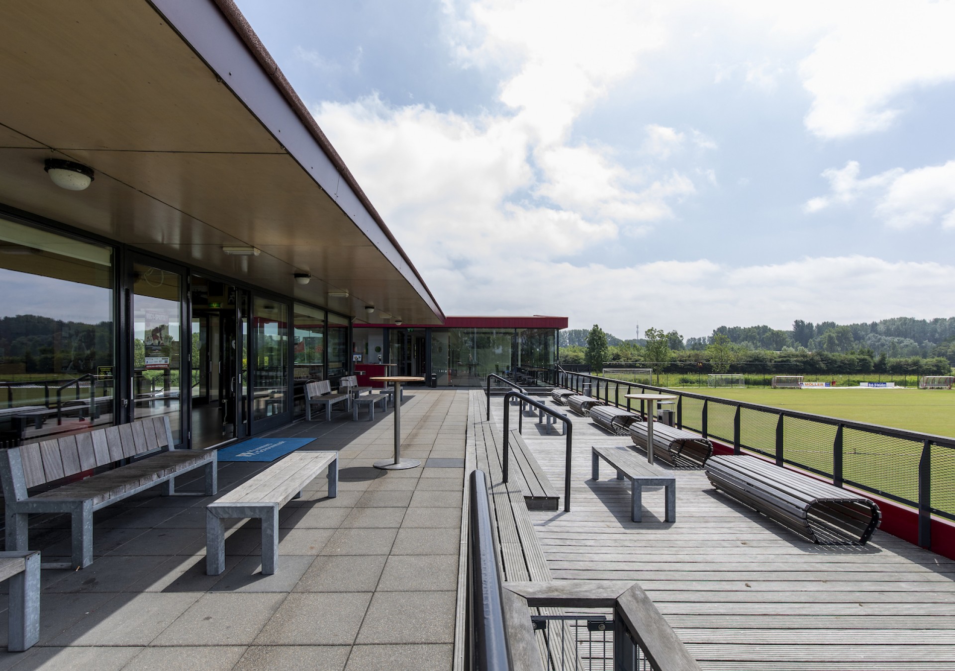 Groot terras met uitzicht op de sportvelden