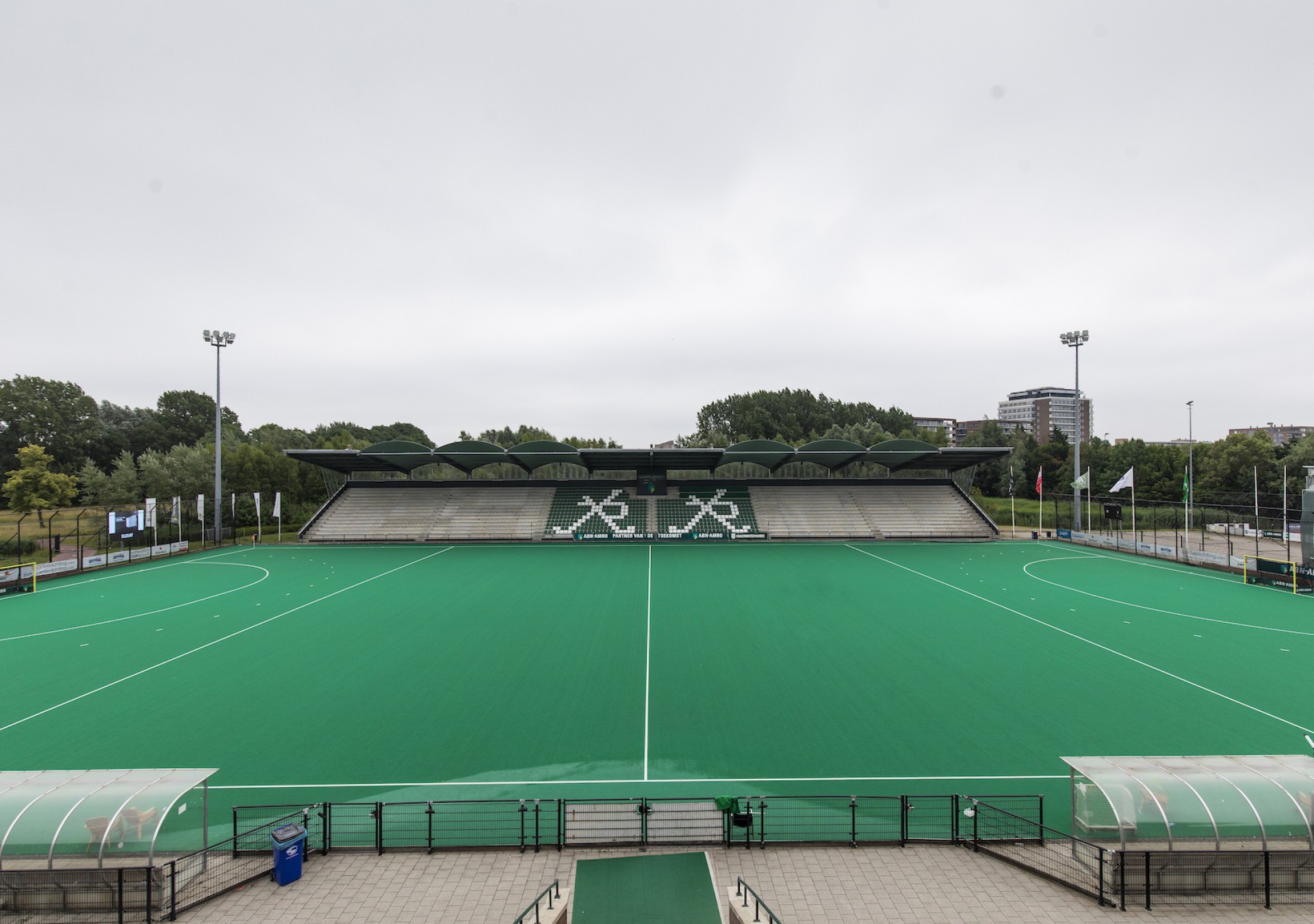 De ruime tribunes bieden mooi uitzicht op de velden